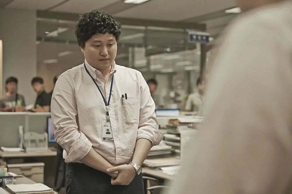 下班路上的年轻人