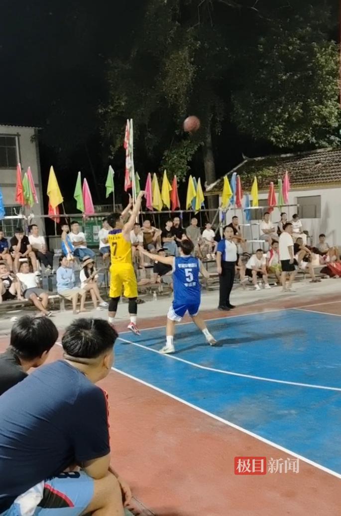 小伙篮球赛中倒地后离世，父亲在直播中目睹，队友烧掉球衣称不再