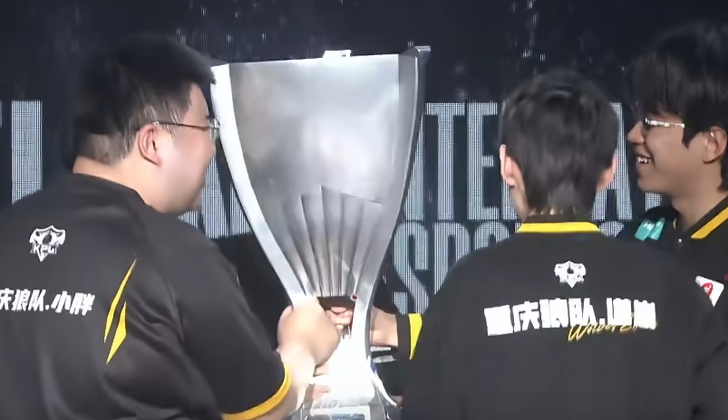 颁奖仪式上领导为选手送花