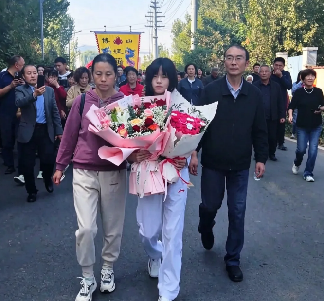穆欣月手捧鲜花